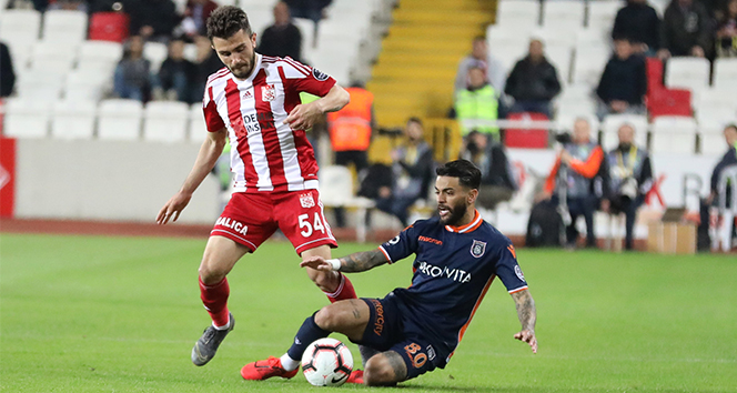 Lider BaÅakÅehir'e Sivas'ta darbe