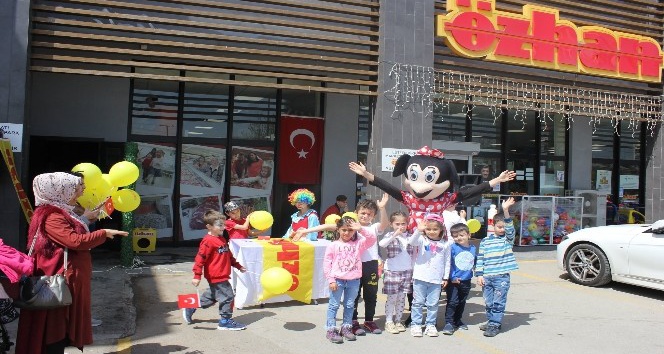 Özhan’a gelen çocuklar gönüllerince eğlendi