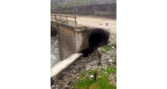 Siirt’te aşırı yağışlardan dolayı 11 köyün kullandığı köprü zarar gördü, yol ulaşıma kapandı