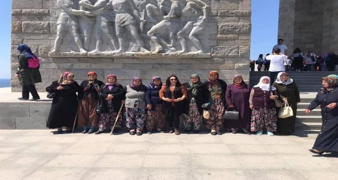 Köy Muhtarı köylüleri şehitliklere götürdü