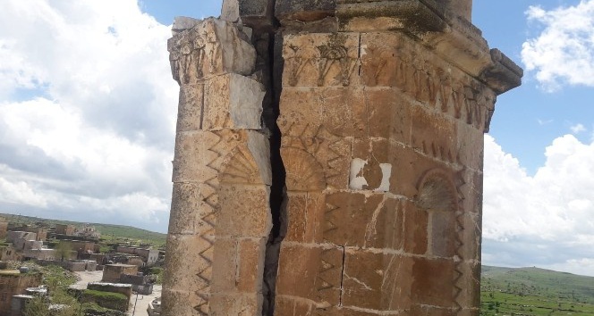 Kilisenin çan kulesine yıldırım düştü