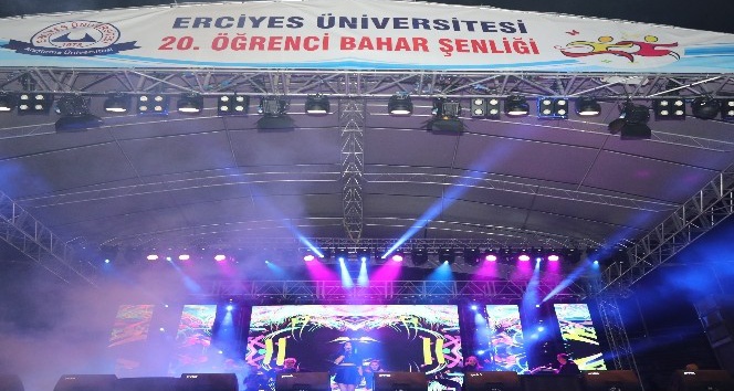 ERÜ’de Konser Veren Hande Yener, Öğrencileri Coşturdu