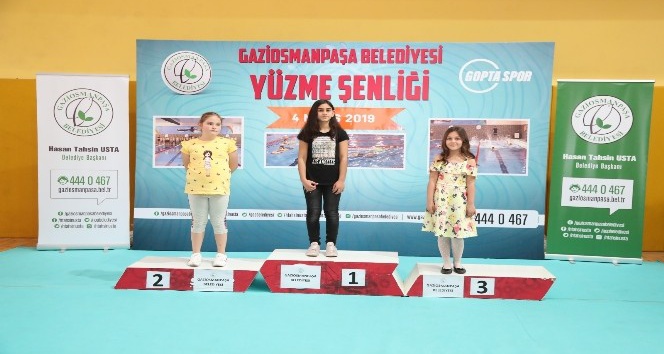 Gaziosmanpaşa’da Yüzme Şenliği’nde dereceye giren yüzücülere madalyaları verildi