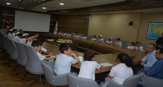 Lider çocuk tarım kampı öğrencileri Vali Atik’i ziyaret etti