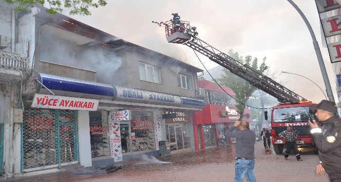 Ayakkabı deposunda yangın paniği