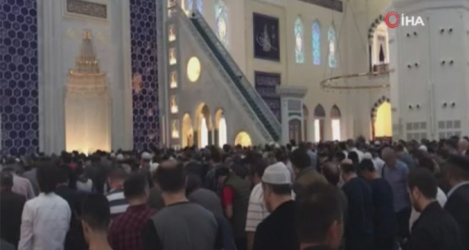 Büyük Çamlıca Camii'ne Ramazan arifesinde yoğun ilgi