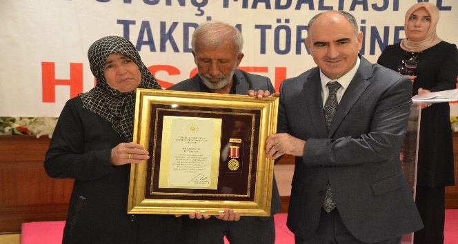 Şehit aileleri ve gazilere Devlet Övünç Madalyası verildi