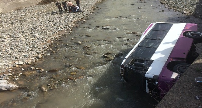 Hopa’da dolmuş minibüsü dereye yuvarlandı, minibüsün boş olması faciayı önledi