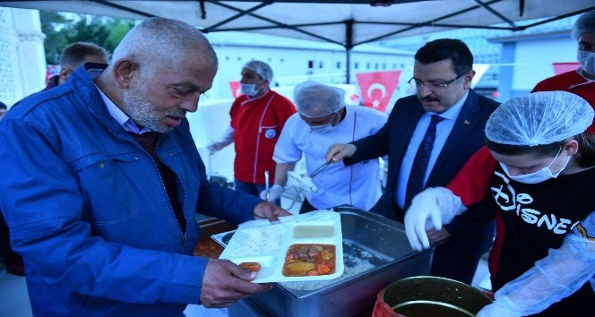 Trabzon’da 5 ayrı noktada iftar çadırları kuruldu, ilk iftarlar açıldı
