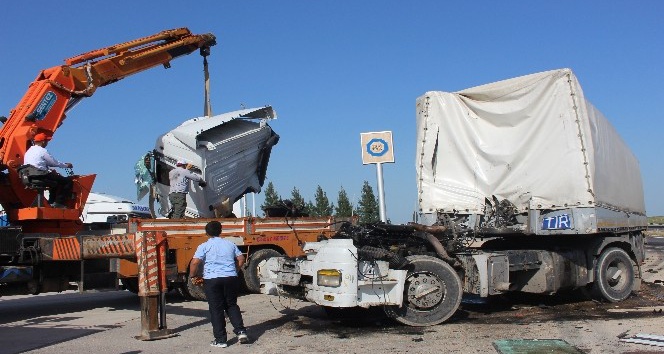 Nusaybin İpek Yolu’nda iki tır çarpıştı: 1 yaralı