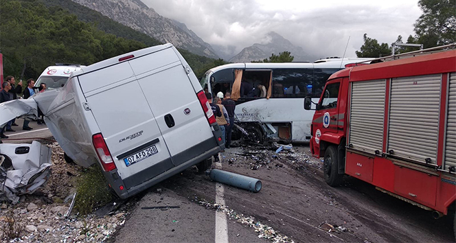 Antalya'da trafik kazasÄ±: 1 Ã¶lÃ¼,15 yaralÄ±
