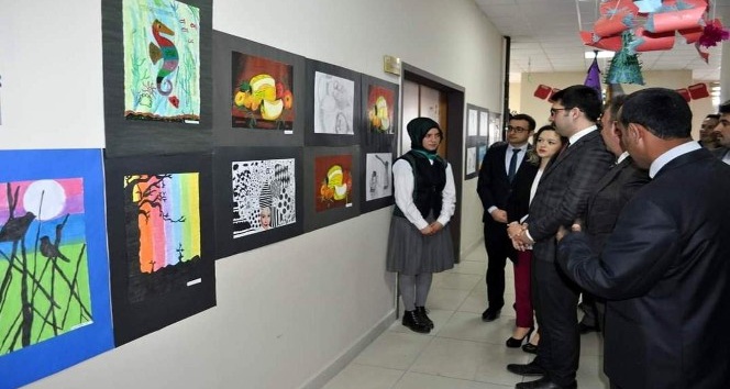 Demirözü’nde ortaokul öğrencilerinden resim sergisi
