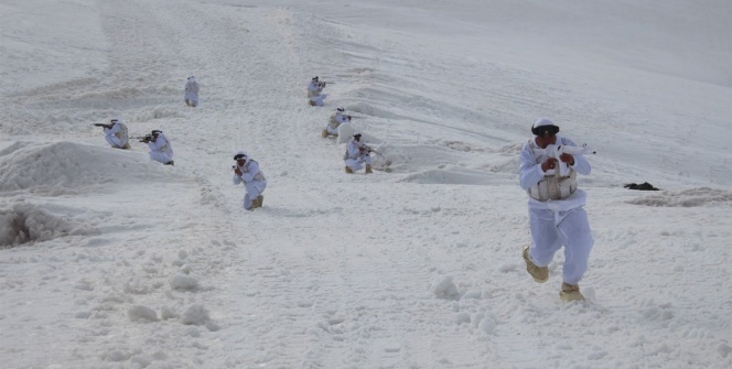 Karlı dağların zirvesinde vatan savunması!