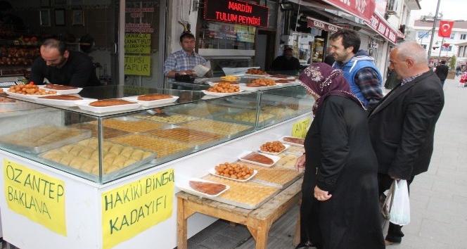 Ramazan dolayısıyla yemek çıkartmayan lokantalar tatlı satıyor