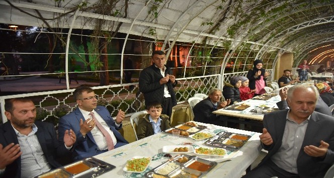 Taşköprü Belediye Başkanı Çatal, orucunu iftar çadırında açtı