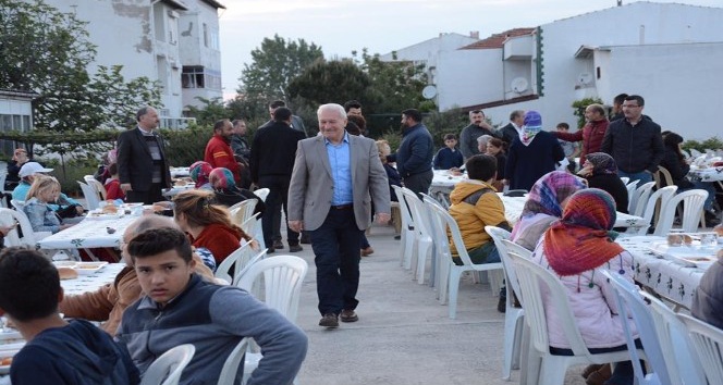 Başkan Yılmaz mahalle iftarında vatandaşlarla buluşuyor