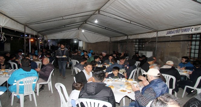 Cami avlusunda iftar geleneği 9 yıldır devam ediyor