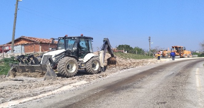 Lapseki’de köy yolları asfalt onarım çalışmaları yürütülüyor