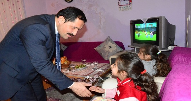 Vali Mustafa Masatlı ve eşi Yılmaz ailesinin iftar sofrasına misafir oldu