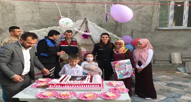 Polis ve askerlerden lösemi hastası küçük kıza sürpriz doğum günü