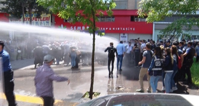 Diyarbakır’da izinsiz gösteriye polis müdahalesi