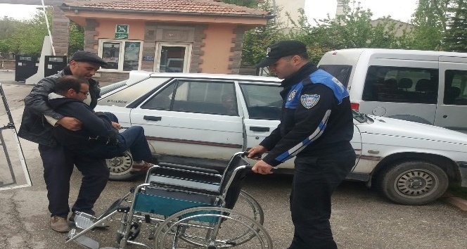 Polisten engelli vatandaşa tekerlekli sandalye hediyesi