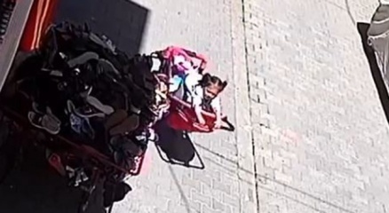 Bebek arabasından düşen çocuk güvenlik kamerasında