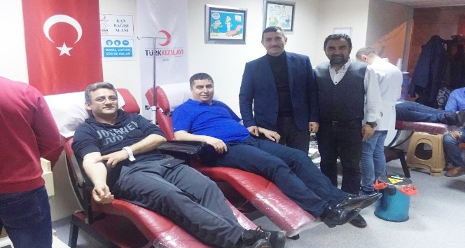 AK Parti teşkilatlarından Kızılay’a kan bağışı