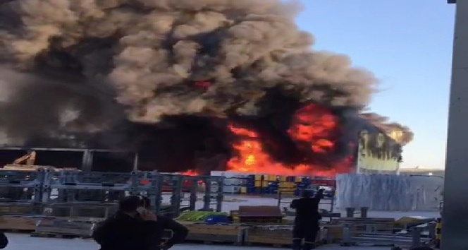 İzmir’de rüzgar gülü üretim fabrikasında yangın