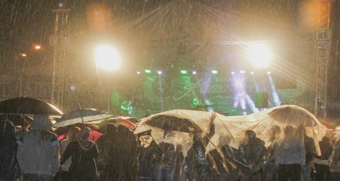 Yağmur altında türkü gecesi
