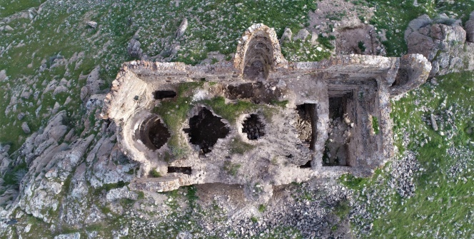 Bin yıllık manastır, 3 saatte ulaşılıyor manzarasıyla dikkat çekiyor