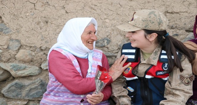Jandarma köy köy gezerek anneler gününü kutladı