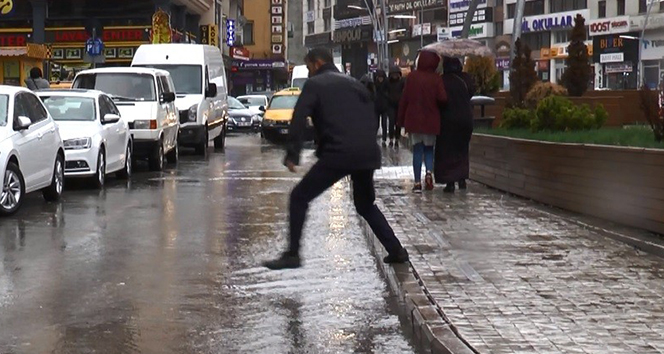 Erzurum’da sağanak bir anda bastırdı