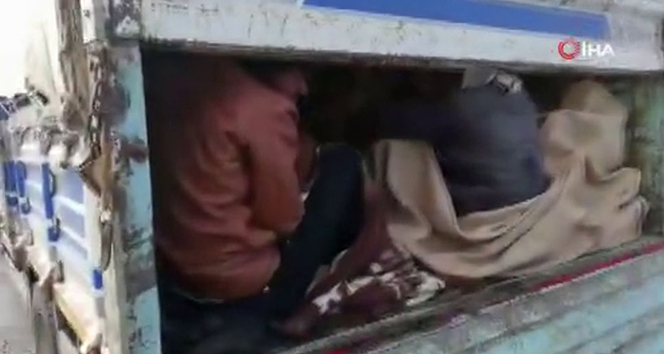 Durdurulan kamyonun kasasından 33 kaçak göçmen çıktı