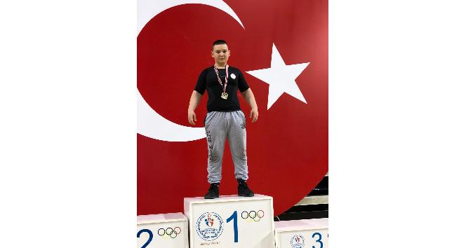 Çan Belediye Güreşçisi İzmir’de şampiyon oldu