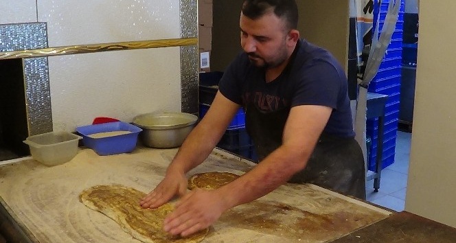 Sandıklı’nın geleneksel ’haşhaşlı tahinli’ Ramazan pidesi