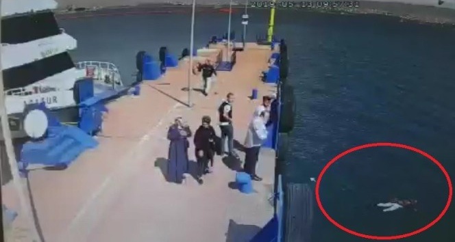 İskeleden denize atlayan kadını gemi görevlisi böyle kurtardı