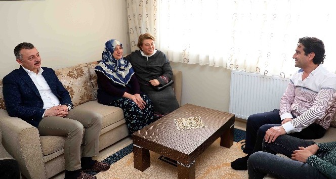 Başkan Büyükakın anneleri ziyaret etti