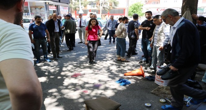 Diyarbakır’da vahşet, silahla ağır yaraladıkları adamı tekmelediler