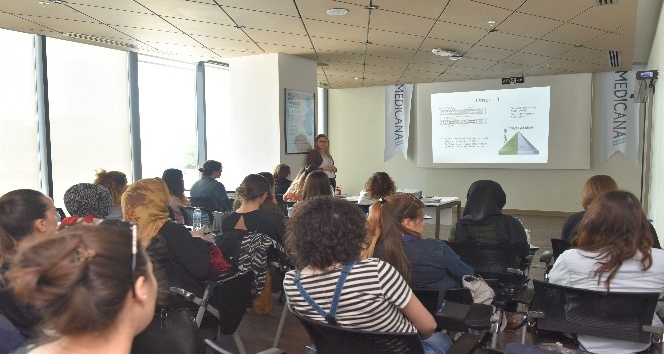 Medicana Gebe Okulu mezunlarını vermeye devam ediyor