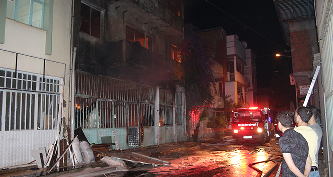 İzmir&#039;de mobilya atölyesinde yangın