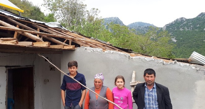 Fırtınada evlerinin çatısı uçan aile yardım bekliyor