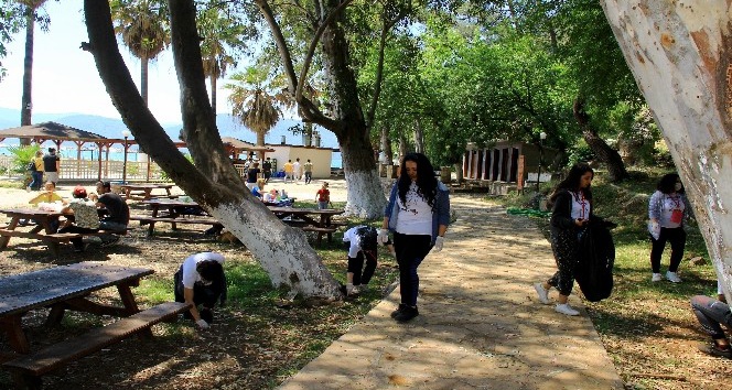 Toplum gönüllüleri sahili temizledi