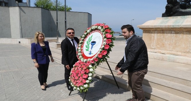Eczacılar Atatürk Anıtı’na çelenk bıraktı
