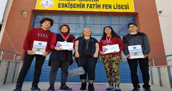 Eskişehir Fatih Fen Lises ekibi Antalya’dan madalyalarla döndü