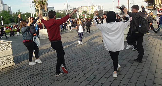 Taksim&#039;de zeybek oynayan öğrencilere yoğun ilgi
