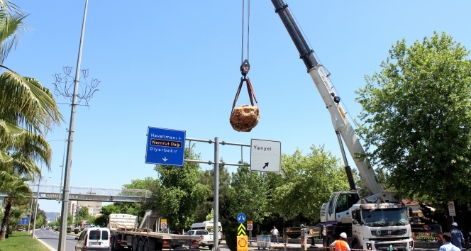 8 tonluk tarihi eser vinçle taşındı