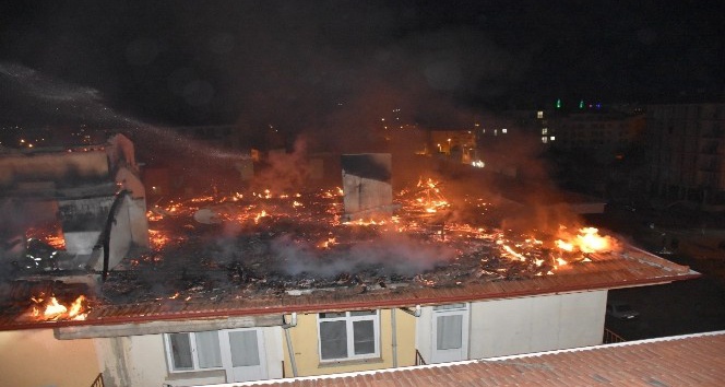 Üniversitelilerin kaldığı apartmanda korkutan yangın