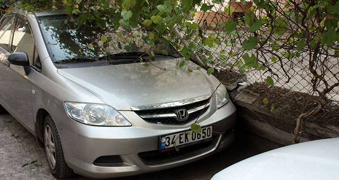 Maltepe&#039;de bahçe duvarı araçların üzerinde devrildi