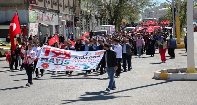 Ağrı’da Gençlik Haftası yürüyüşü düzenlendi